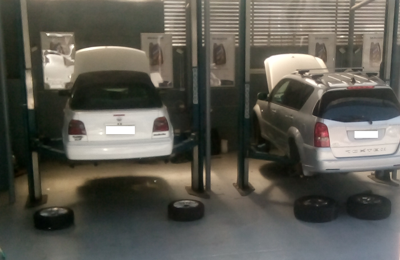 Mecánico trabajando en vehículo - ALLCARS